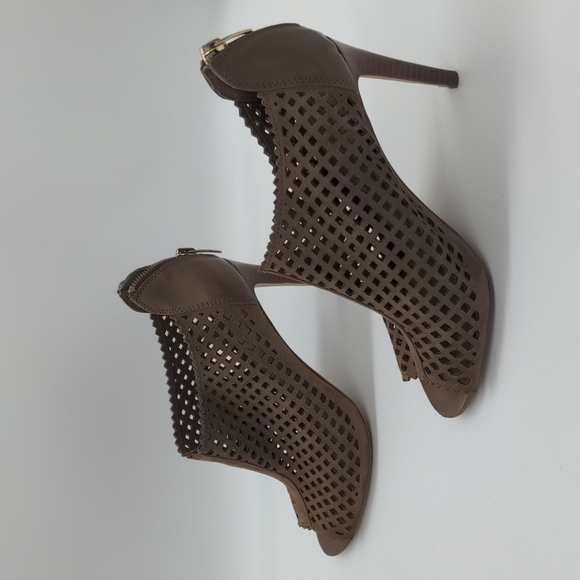 Marc Fisher Lazer Eyelet Peep Toe Heeled Booties Size 6.5 - Picture 5 of 9